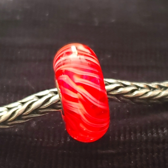 RETIRED AND Limited quantity Trollbeads Red Feather - Picture 1 of 2